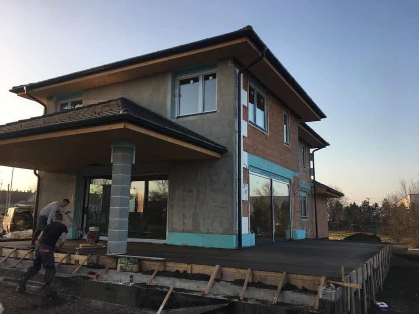 Családi ház teraszának gépi aljzatbetonozása